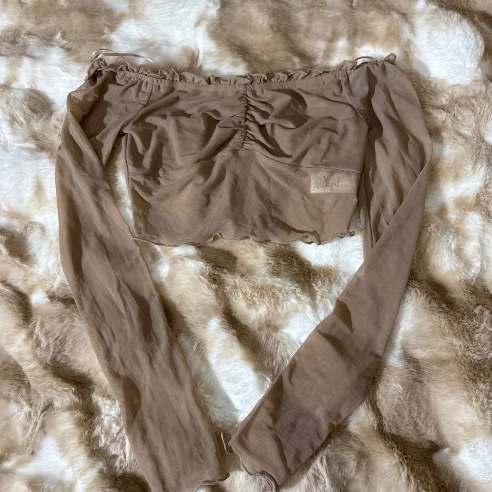 Off shoulder long sleeve cropped top.